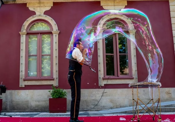 man in bubbel